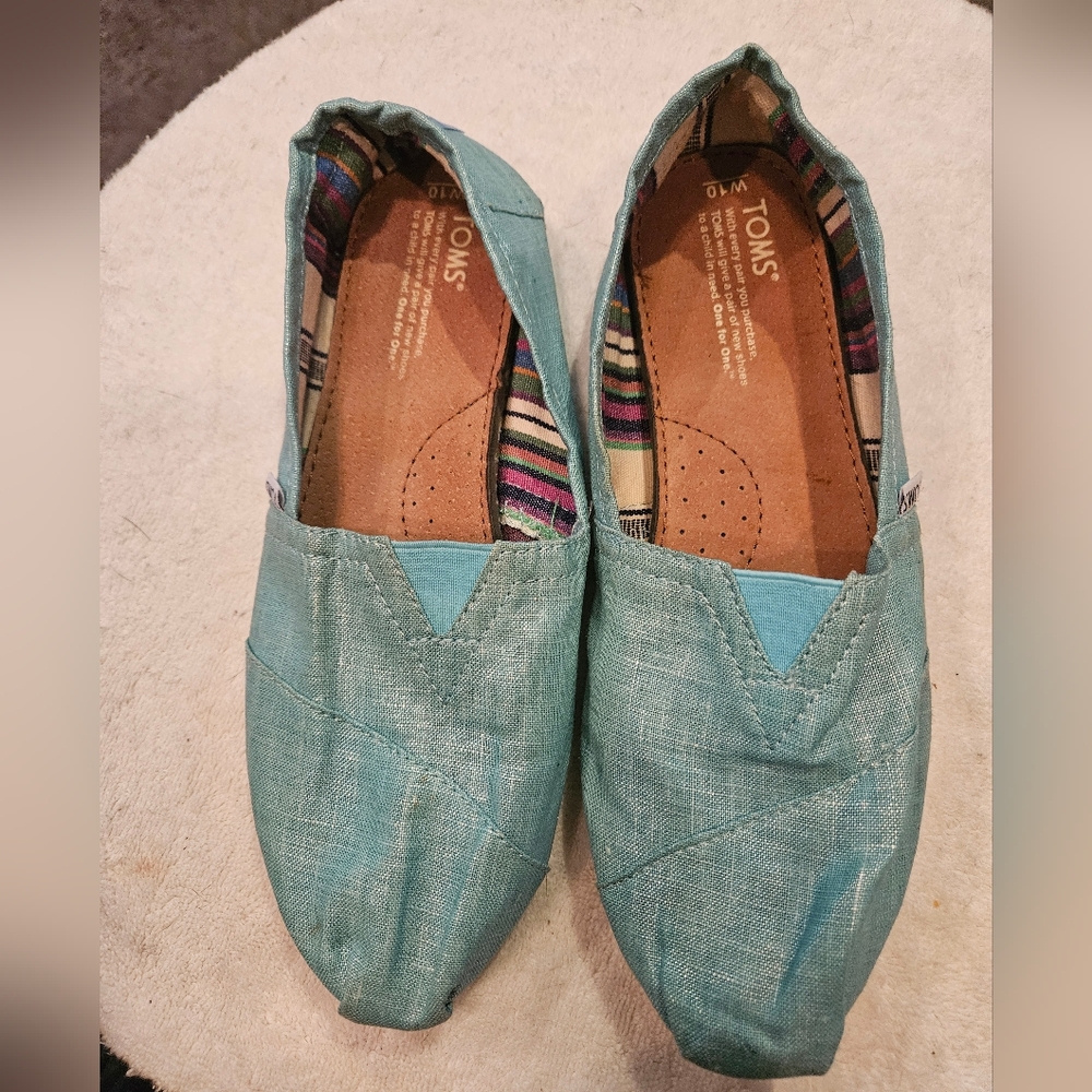 TOMS SLIP ON SHOES
